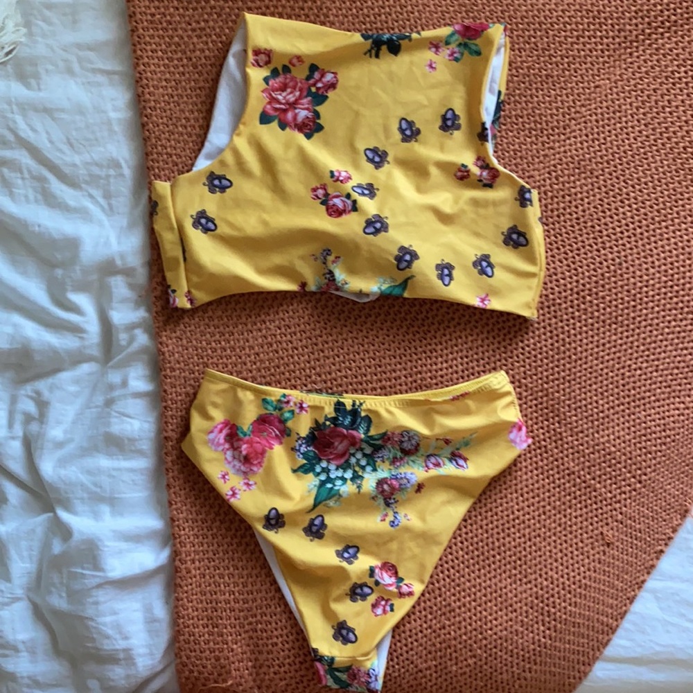 Yellow bikini - Picture 2 of 2
